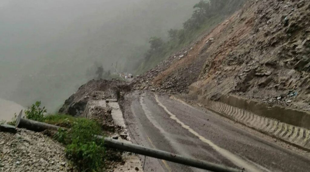 पहिरोले भीमदत्त राजमार्ग अवरुद्ध 